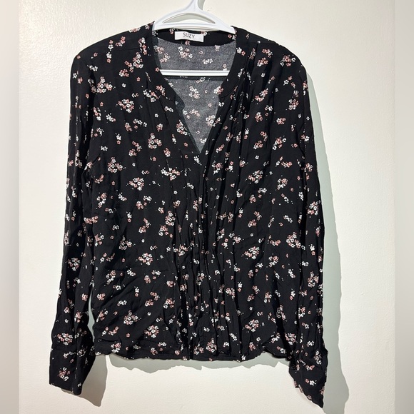 🎉4/30$🎉 Suzy Shier Black Floral Blouse with Mandarin Collar Relaxed Fit PTP 21in - Picture 1 of 4